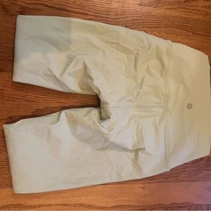 Lululemon Wunder under high rise leggings.